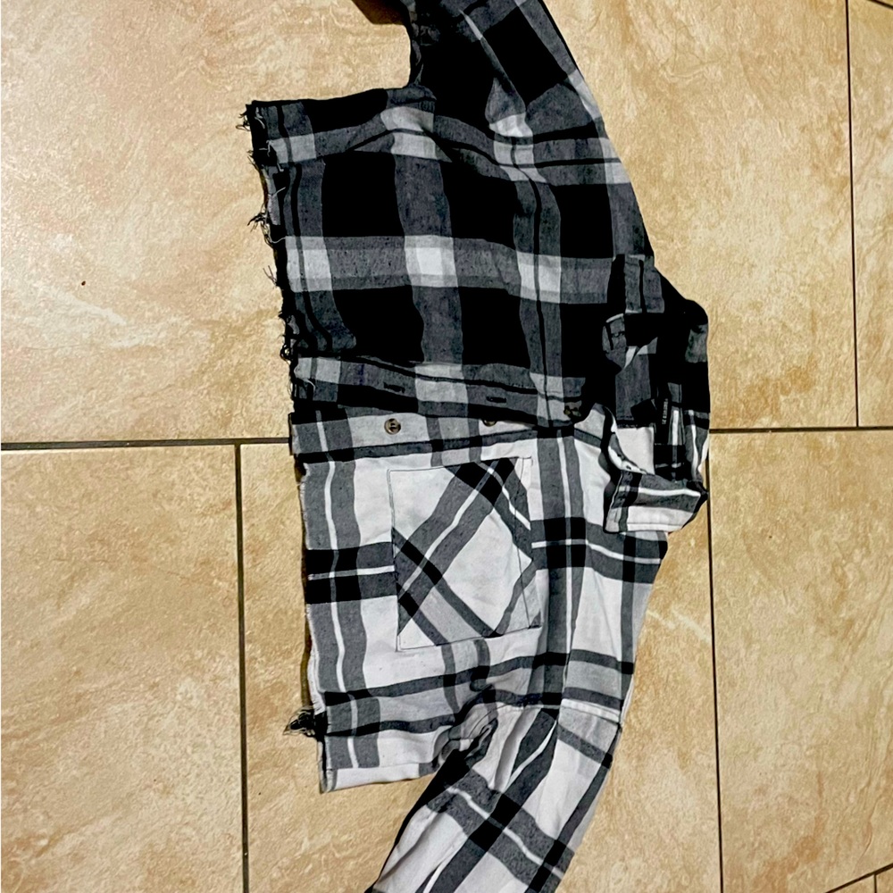 Cute crop flannel top🖤